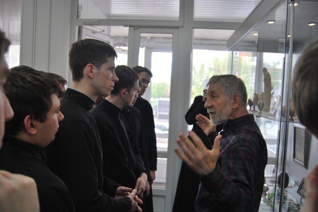 Студенты Оренбургской духовной семинарии посетили выставку «Пасха – праздников праздник»