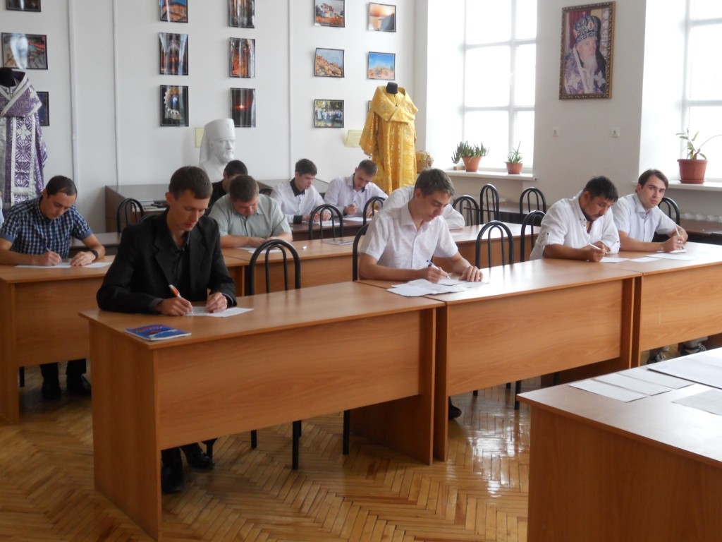 25 августа продолжились вступительные экзамены