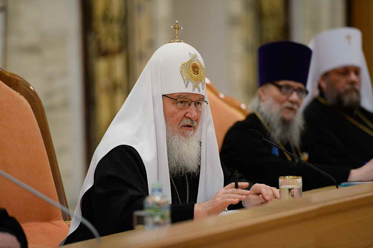 Патриарх Кирилл: Священническая хиротония может совершаться только над лицами с полным семинарским образованием