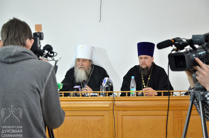 Митрополит Вениамин провел встречу с представителями СМИ