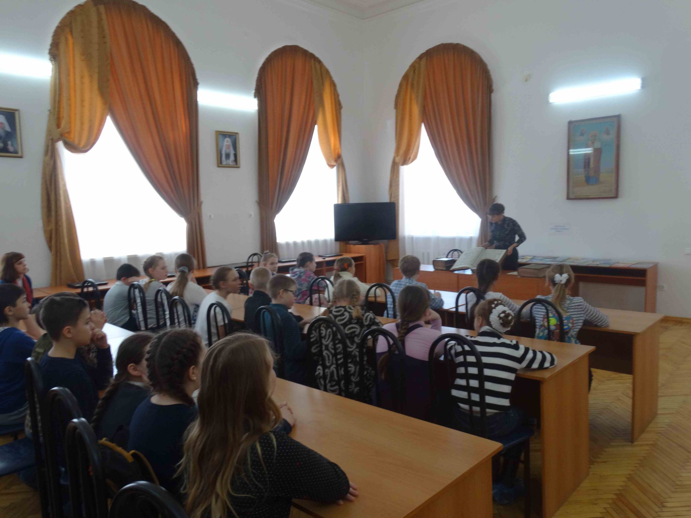 Ко Дню православной книги в семинарии прошли экскурсии для учащихся школ города