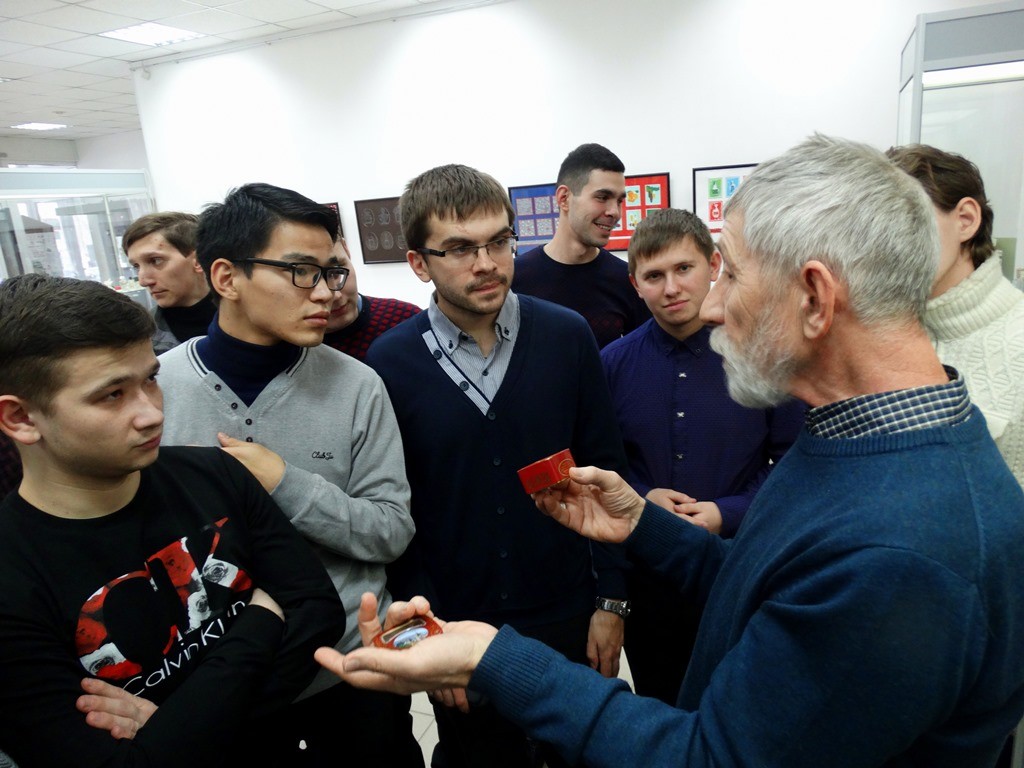 Студенты ОренДС посетили выставку Г.А. Найданова «Запахи Нового года»