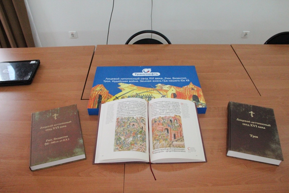 В библиотеку Оренбургской духовной семинарии поступило собрание факсимильного издания «Учебник жизни для царских детей» в 34 томах.