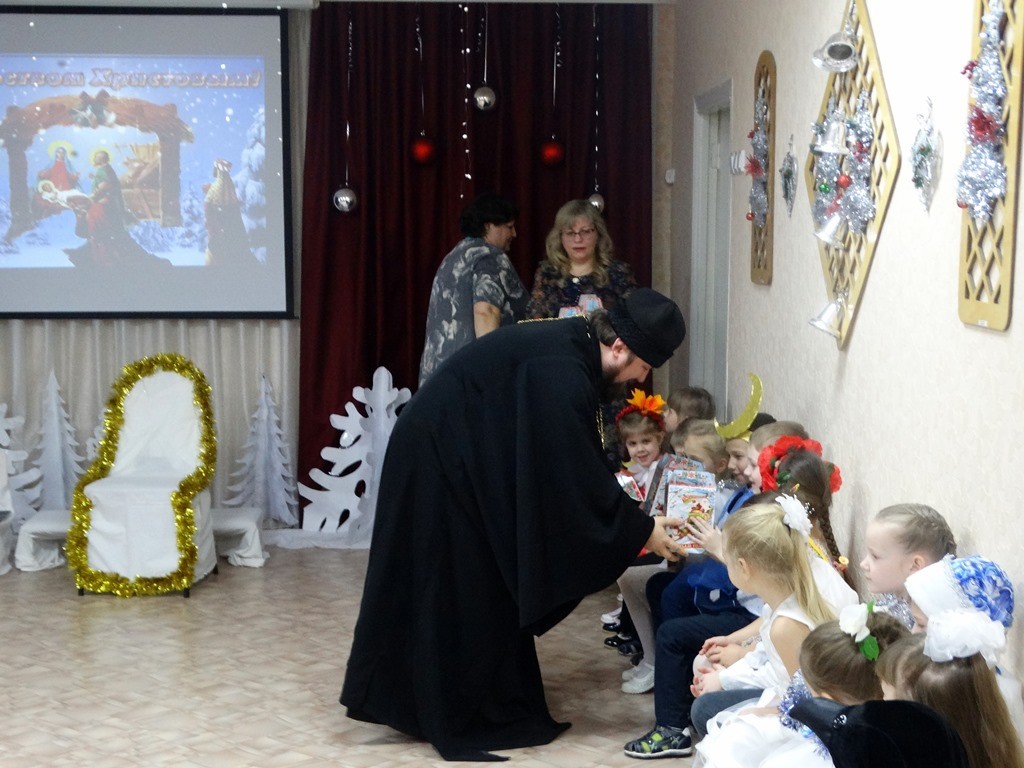 Исполняющий обязанности ректора ОренДС поздравил воспитанников детского сада № 159 города Оренбурга с Рождеством Христовым