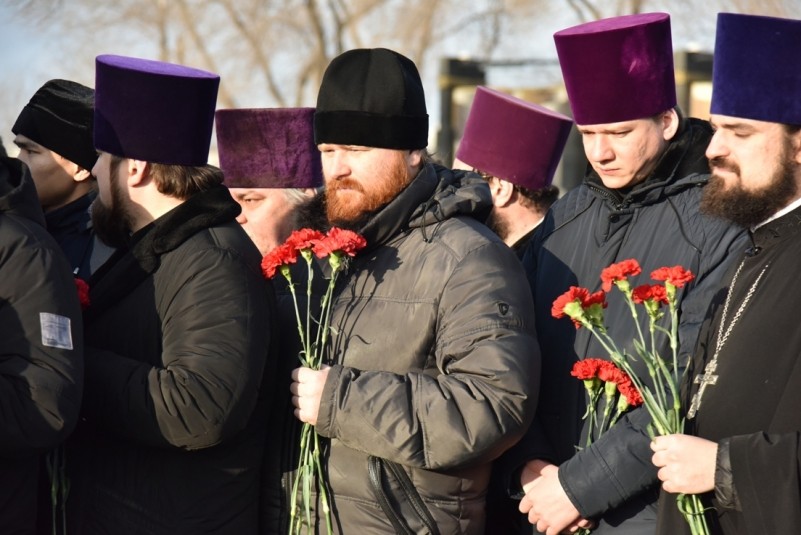 В канун Дня защитника Отечества Оренбургская семинария приняла участие в церемонии возложения цветов к Вечному огню