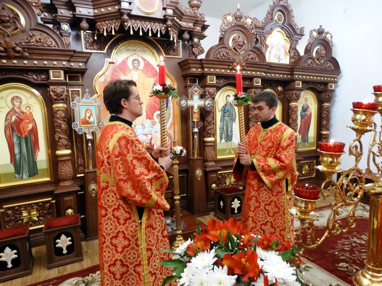 В пасхальную ночь в домовом храме Оренбургской духовной семинарии было совершено праздничное богослужение