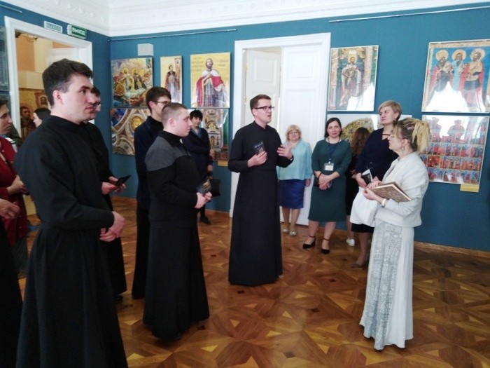 Студенты Оренбургской духовной семинарии приняли участие в открытии фотовыставки в областной библиотеке