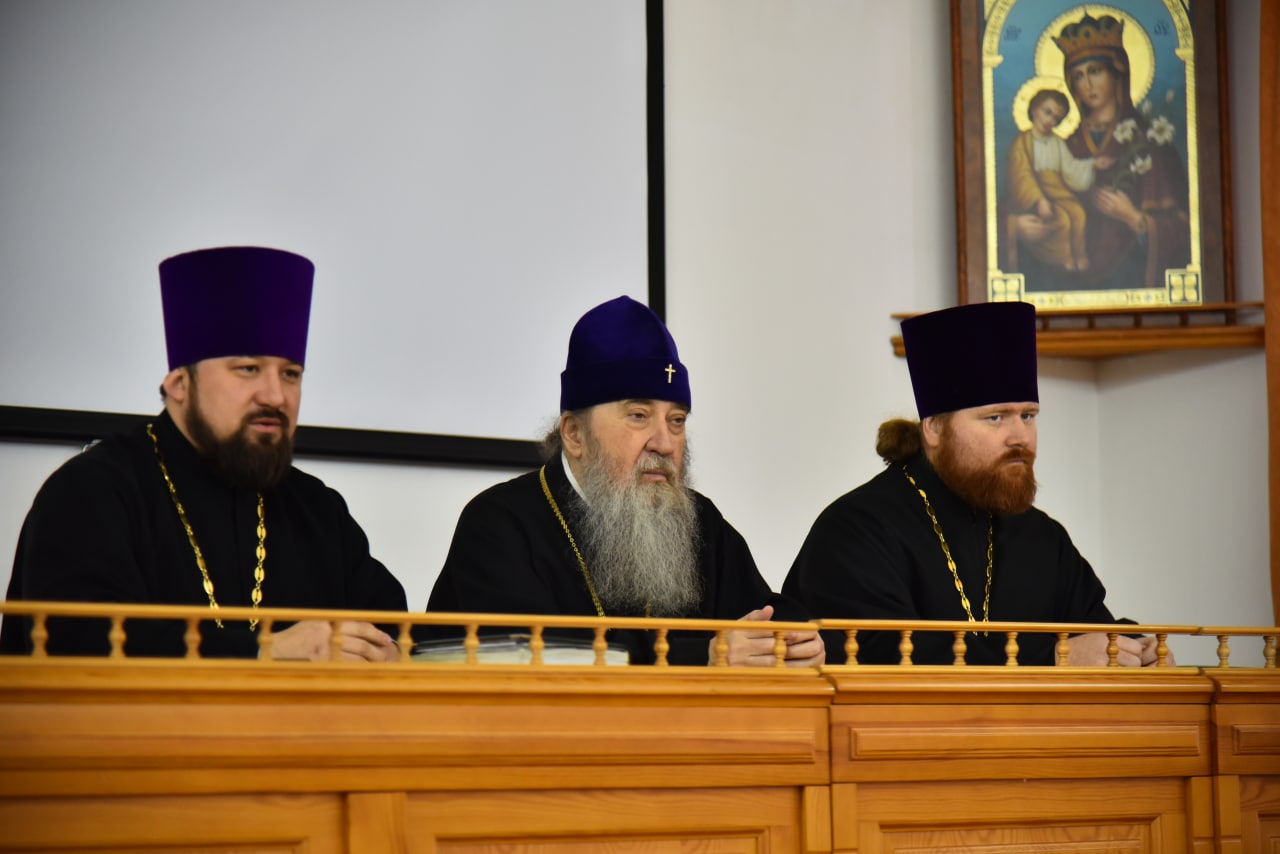 Митрополии Вениамин вручил удостоверения о прохождении курсов повышения квалификации в Оренбургской духовной семинарии