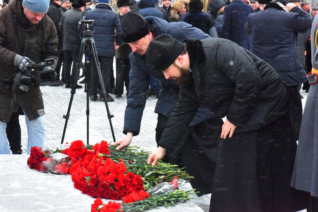 Администрация и студенты ОренДС возложили цветы к Вечному огню
