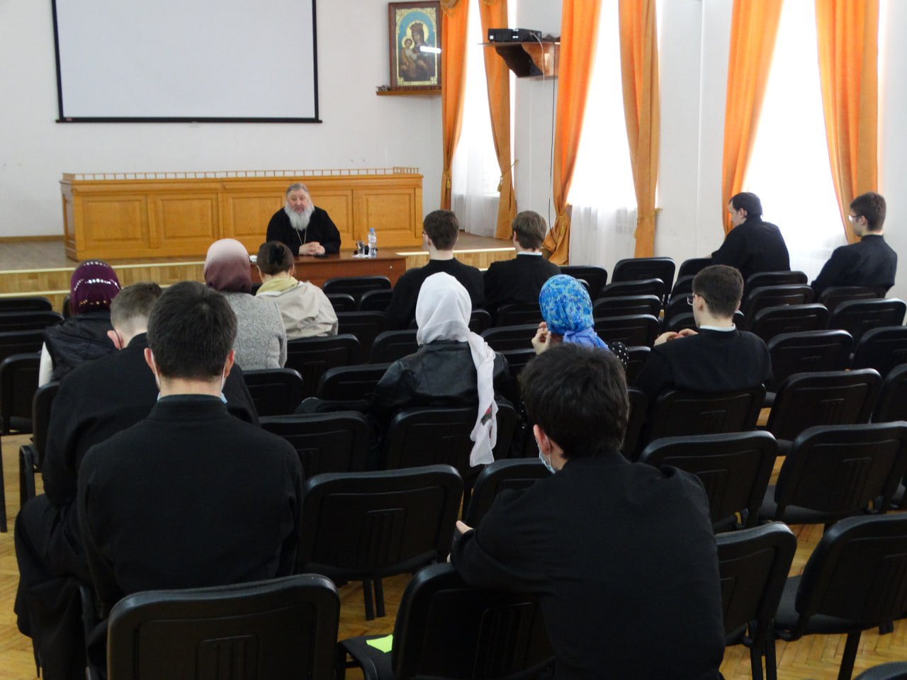 Духовник Оренбургской духовной семинарии провел  беседу со студентами