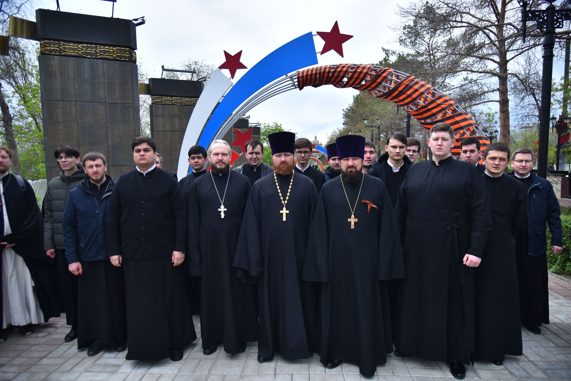Представители Оренбургской духовной семинарии возложили цветы к вечному огню
