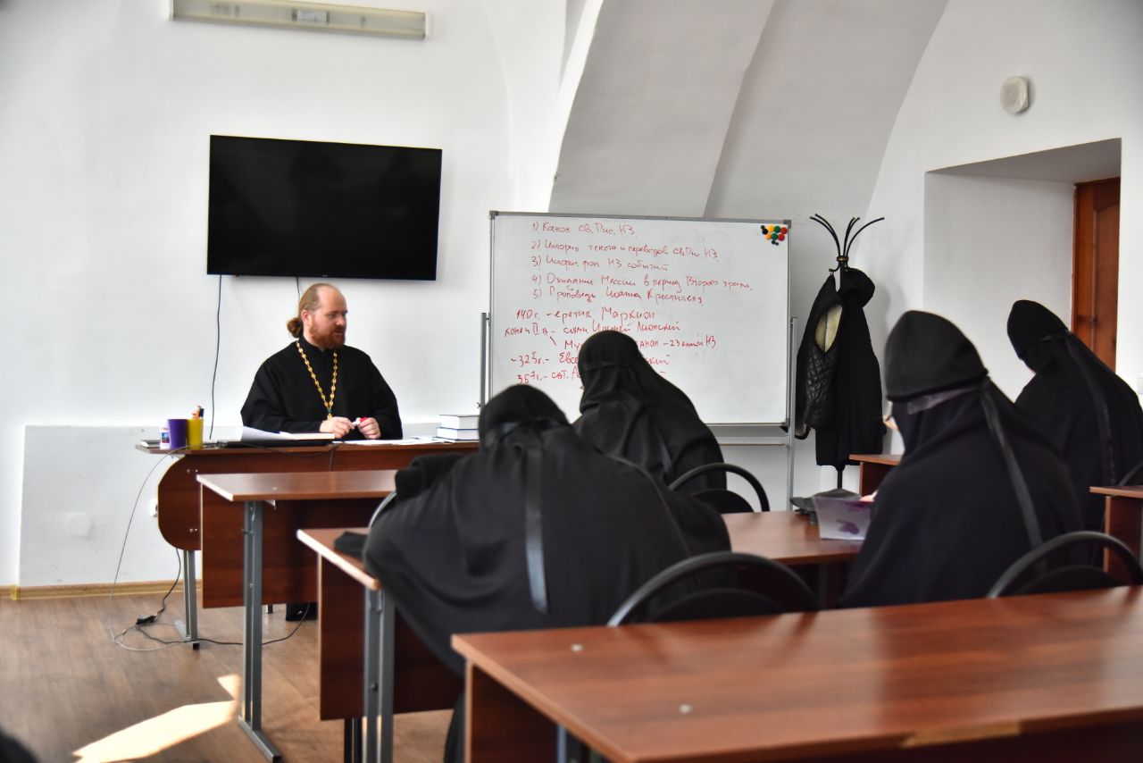 В Оренбургской митрополии возобновили работу Курсы базовой подготовки в области богословия для монашествующих