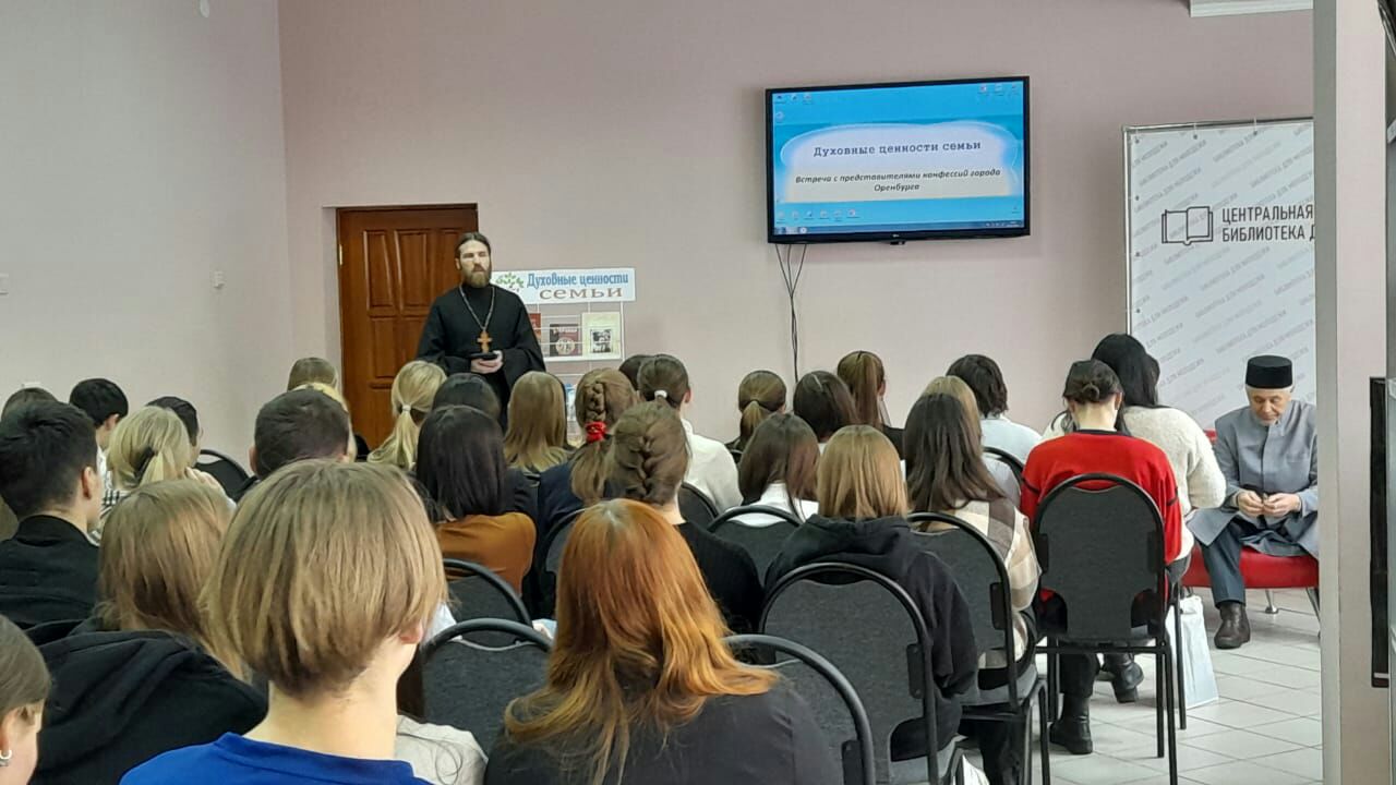 Преподаватель ОренДС рассказал молодежи о браке и семье с позиции Православного вероучения