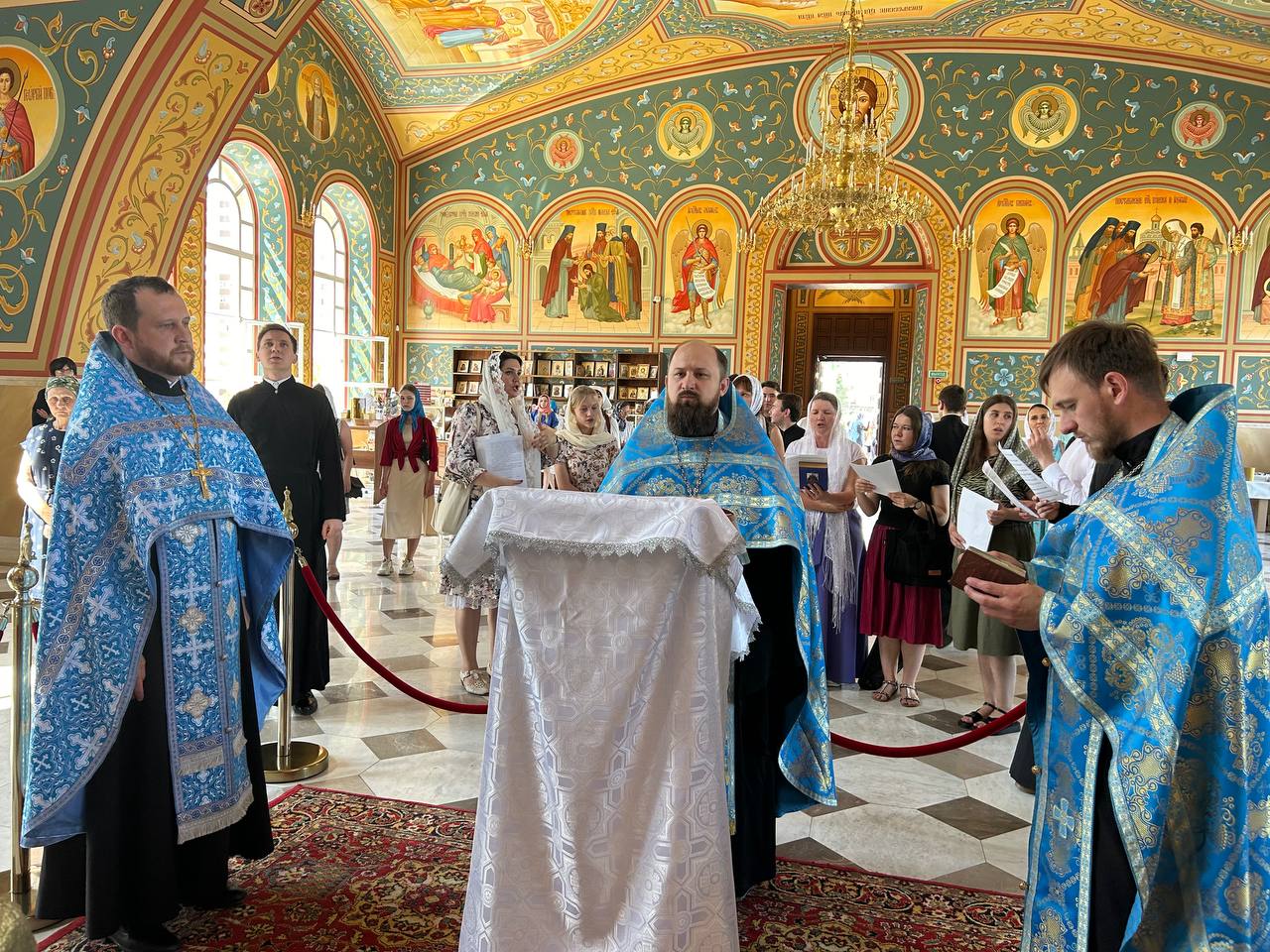 Представители ОренДС совершили молитву у ковчега с частицей Пояса Пресвятой Богородицы