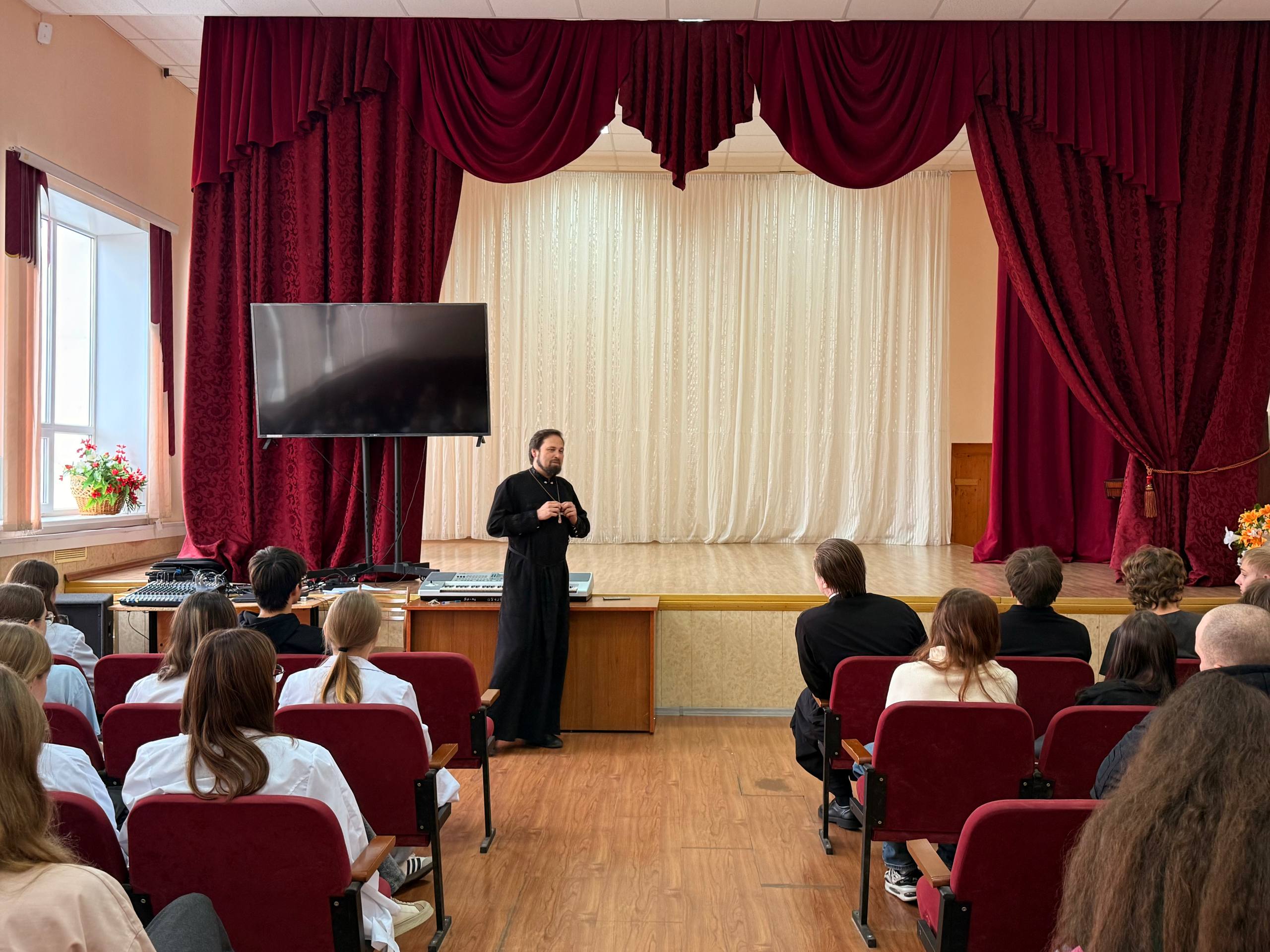 Преподаватель кафедры библеистики и богословия ОренДС прочитал лекцию студентам Нефтегазоразведочного техникума