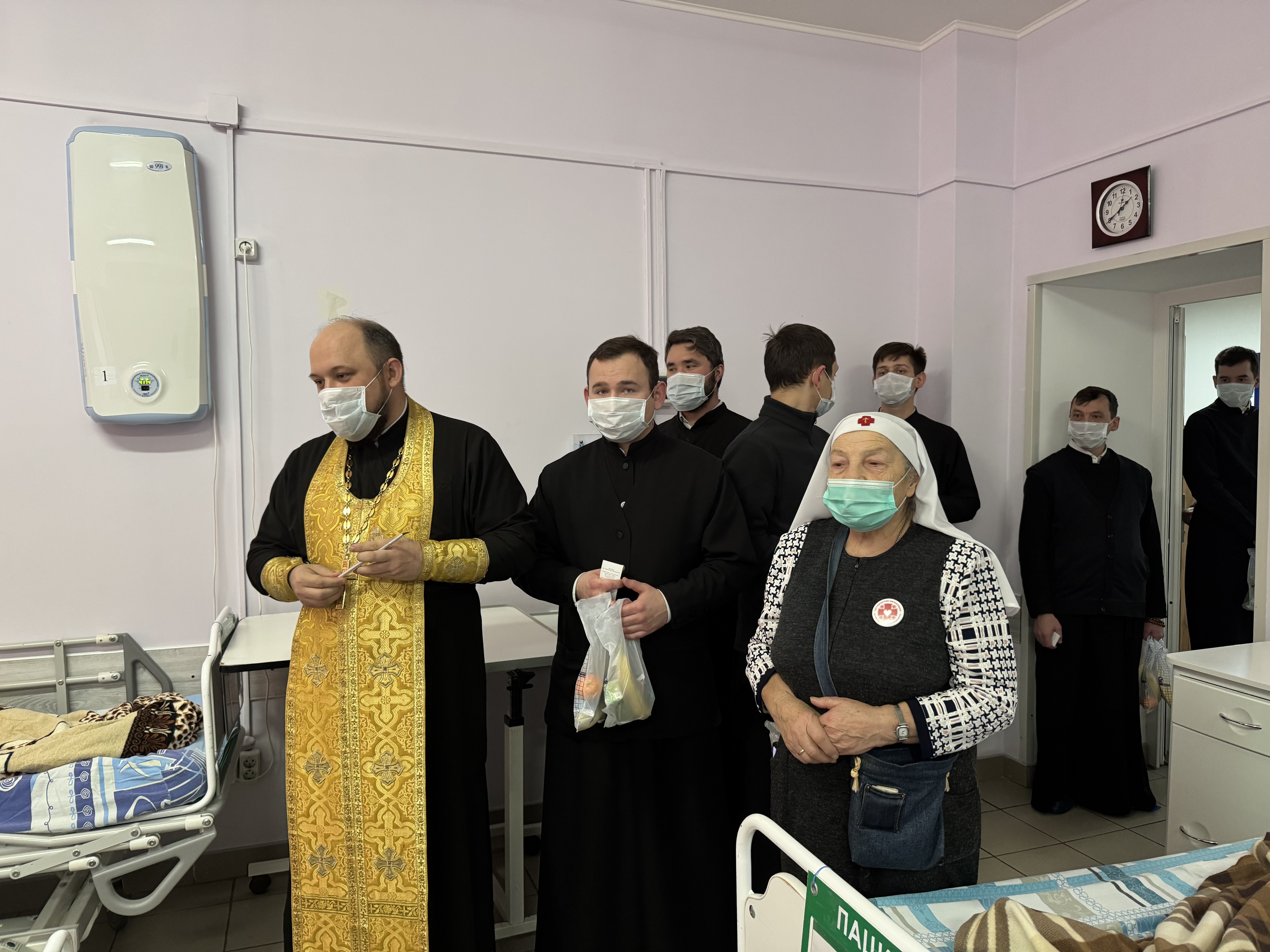 Ректор и студенты Оренбургской духовной семинарии посетили паллиативное отделение больницы имени Н.И. Пирогова г. Оренбурга.